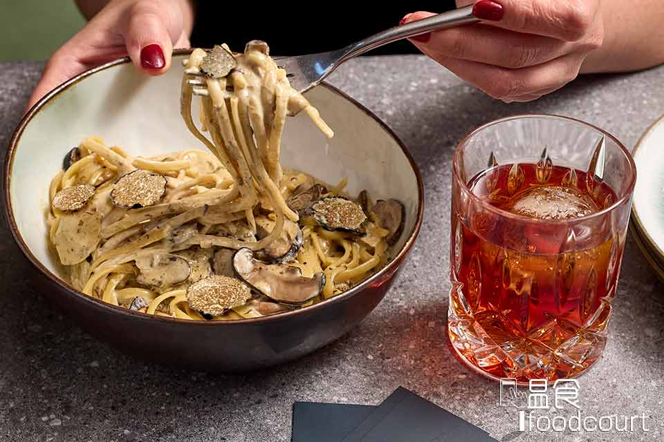 主菜 - 蘑菇忌廉汁寬條麵配夏季黑松露、⾹烤雞胸⾁、意式時令蔬菜暖沙律